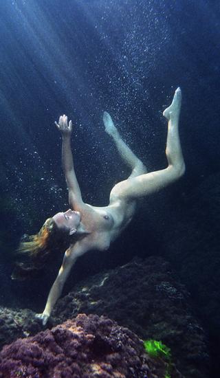 underwater naked beauty