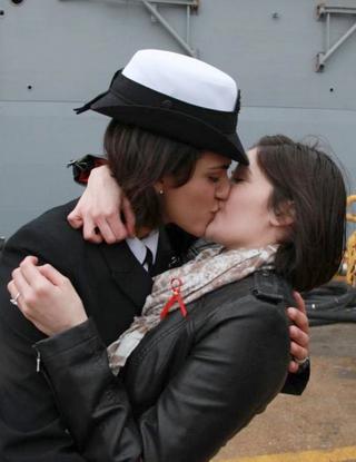 kissing sailors