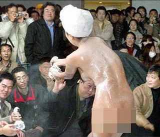 selling shower gel nude in a chinese shopping mall