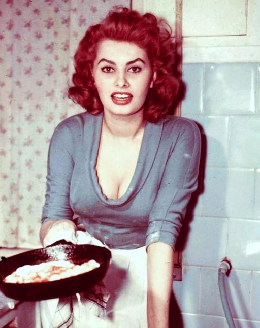 sophia loren frying eggs