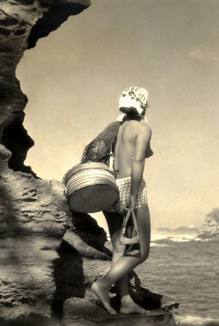 dramatic nude ama pearl diver