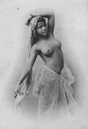 gorgeous nude bellydancer