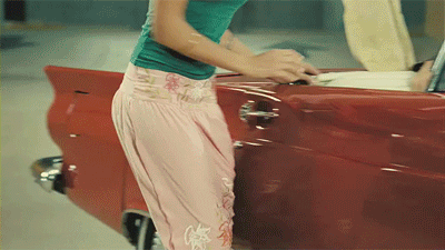 Jessica Alba shows the world her penguin panties