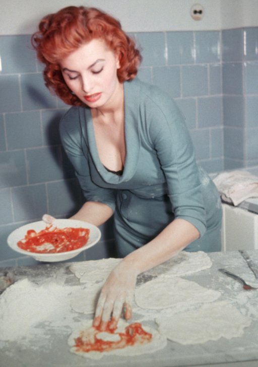 Sophia Loren making delicious pizza